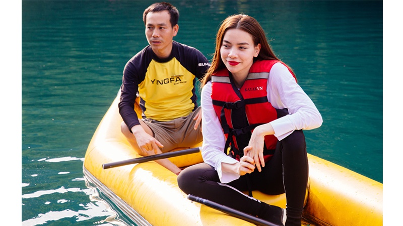 hồ ngọc h&agrave; đi thuyền kazac