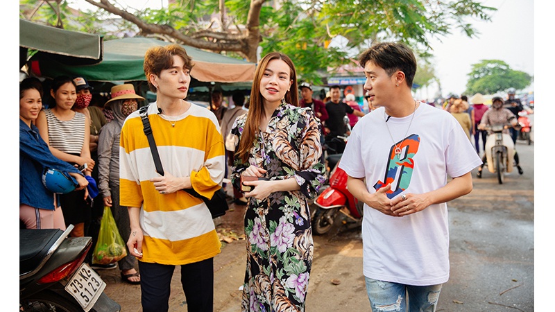hồ ngọc h&agrave; về thăm đồng hới